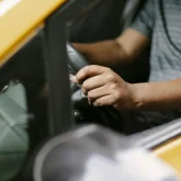 Алматыда таксист жолаушы қызды көліктен шығармай, телефон нөмірін беруін талап еткен