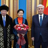 Тоқаев Вьетнамнан келген құрметті мейман оның жұбайына шапан жапты (ВИДЕО)