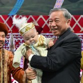 Вьетнам президенті То Лам қазақстандық сәбидің тұсауын кесті