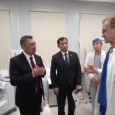 Садыр Жапаров үш бала қаза тапқан ауруханаға ашулы күйде жетіп келді (ВИДЕО)