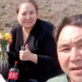 Ақтөбеде қызғалдақ ұстап суретке түскен ауыл әкімі өзіне тағылған айыппен келіспеді