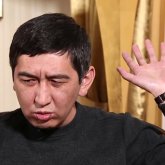 «Бұл кеңес үкіметінің бізге кигізіп қойған қамыты»: Ринат Зайыт тегіндегі орысша жалғаудан құтылды