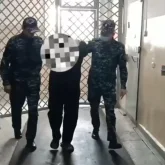 «Тұншықтырып, баспалдақпен сүйреп түсірдім»: Айыпталушы подъезде қызға не себепті шабуыл жасағанын түсіндірді (ВИДЕО)