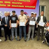 Түркістандық  түлектер үйсіз отбасыға 6 бөлмелі баспана сыйлады