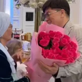 «Алаштың аяулы анасы»: Сәкен Майғазиев Зейнеп Ахметованы құттықтады (ВИДЕО)