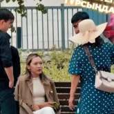 «Қазақтарға өтпейді бұндай пранк»: Қызды бір топ жігіттен қорғап қалған әже жұртты сүйсіндірді (ВИДЕО)