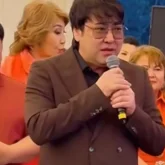 «Бір қыз туасың енді»: Мейрамбек Беспаев Ақбота Керімбекованың ұлының тойында жұртты күлкіге қарық қылды (ВИДЕО)