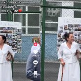 «Жүрегім елжіреп кетті ғой»: Группаластарын плакат жасап күткен апа жұртты тәнті етті (ВИДЕО)