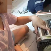 Астанада 10 жасар қыздың қолы қамыр кесетін құрылғыға қысылып қалды (ВИДЕО)