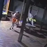 2 жасар бала әкесінің тапаншасымен ойнап отырып, анасын атып өлтірді (ВИДЕО)