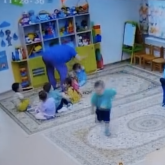 Астанада балабақша қызметкері бүлдіршіндерді жарты жыл бойы ұрған (ВИДЕО)