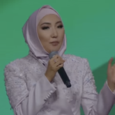 Ақын Сара алғаш рет Мәскеу сахнасында орысша сөйлеп, ел алдына шықты (ВИДЕО)