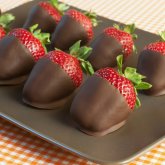 «Шоколадпен қапталған құлпынай сатамын»: Шымкенттіктерді алдаған екі алаяқ сотталды