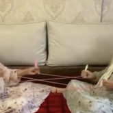 «Әпкелі-сіңлілердей»: Желіде 88 жастағы қос құдағи көпшілікті тәнті етті (ВИДЕО)