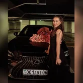 Әбиба Әбужақынова автокөлігіне алған ерекше нөмірін көрсетті