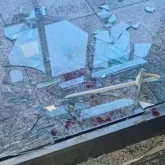 Алматы әуежайында ойнап жүрген баланың үстіне әйнек құлап кетті