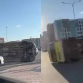 Астанада жедел жәрдемді аударып кеткен жол апаты: екі адам жарақат алды (ВИДЕО)