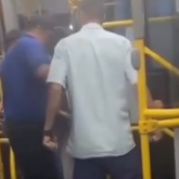 Алматыда ер адам автобуста қарт жолаушыны ұрып тастады: полиция тексеру жүргізіп жатыр