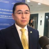 «Елде ақша жоқ» деген — өтірік»: Смадияров қазақстандықтардың шетелде оңай ақша іздейтінін айтты (ВИДЕО)