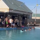 «Жағдайы ауыр»: Ақтауда 5 жасар қыз бассейнге құлап, жансақтау бөліміне түсті (ВИДЕО)