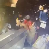 Астанадағы танымал кафеде жұмысшы қызға ыстық май төгілді (ВИДЕО)