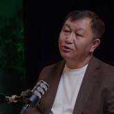 «Ресейдің Украинаға қарсы агрессиясының әсері»: Шолушы әлемдік жұлдыздардың елімізге келгіштеуі туралы (ВИДЕО)