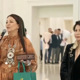 «Әрқашан жарқырап жүре беріңіз»: Димаштың анасы Роза Рымбаеваға ерекше сый тарту етті (ВИДЕО)