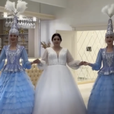 «Енем ақ орамал жапты»: Қазақтың салтымен ұзатылған орыс қызы көпшілікті тәнті етті (ВИДЕО)