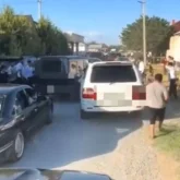 Кортеждің алдына шығамын деп бірін-бірі соққан: Түркістандағы қыз ұзату шуға айналды (ВИДЕО)