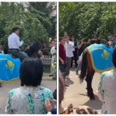 «Көк туымызды сыйламай ма?»: Қанат Айтбаевқа су жаңа құдасының берген сыйлығы көптің талқысына түсті (ВИДЕО)