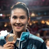 «Чемпиондық тарихымның бір бөлігі»: Назым Қызайбай бағалы заттарын сатуға шығарды