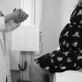 «Нәресте жатырда өлген»: Атбасарда акушер әйелдің ішін шынтағымен басқан