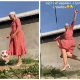 «Кейбір еркектерден күшті тебеді»: Туфли киіп, доп тепкен келіншек желі жұлдызына айналды (ВИДЕО)