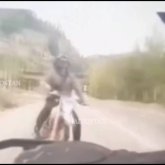 Риддерде полицей мотоцикл жүргізушісін тоқтатамын деп қағып кетті (ВИДЕО)