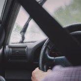 Ауыр халде жатыр: Ақтөбеде көлікте отырған жүргізушіге шабуыл жасалды