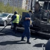 «Мынау не масқара?!»: Атыраулықтар жаңа төселген асфальттың сапасына ашулы (ВИДЕО)