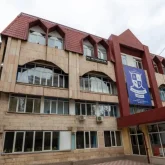 «Мұғалімдер ұрысып, мектептен шығарып жіберген»: Алматыда жекеменшік мектептердің бірінде оқушы өзіне қол жұмсады