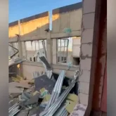 «Келешек мектептері»: Құлсарыда салынып жатқан мектептің төбесі опырылып, ортасына түсті (ВИДЕО)
