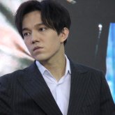 «Журналиске өзі су құйып отыр»: Желі қолданушысы Димаштың әрекетін сынады (ВИДЕО)