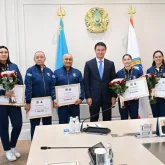 «Алуаға 40 миллион»: Алматы әкімі бокстан әлем чемпионы атанған қыздарды марапаттады