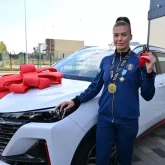 Тағы бір әлем чемпионына су жаңа көлік кілті табысталды