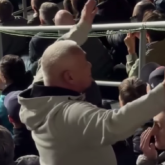 «Неменеге келдіңдер?»: Қарт кісі көрермендердің жанкүйерлік етпегеніне ренжіді (ВИДЕО)