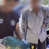 «Пойызбен алып кетпек болған»: Қарағанды вокзалында 75 жастағы ақсақалдан ірі көлемде есірткі табылды (ВИДЕО)