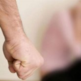 «Мойнынан қысып, ұрған»: Ақтөбелік әкім көңілдесін ұрғаны үшін жазаға тартылды