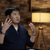 «Дұрыс емес ой қалыптасады»: Белгілі дәрігер балаларының ерінінен сүйетін ата-аналарға қатаң ескерту жасады (ВИДЕО)