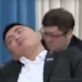 «Ұйықтап отыр ма?»: Дәулет Мұқаев Үкімет сағатындағы әрекеті үшін сынға қалды (ВИДЕО)