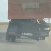 Үш дөңгелекпен жолда жүрген КамАЗ: жүргізуші жауапқа тартылады