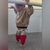 Автобус апатынан қос аяғынан айырылған Алуа протезбен алғашқы қадамын жасады (ВИДЕО)