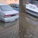 Көкшетауда су құбыры жарылып, тұрғындардың көліктерін су басты (ВИДЕО)