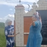 Моланың дәл жанында қамшымен емдеген бақсының әрекеті елдің ашуына тиді